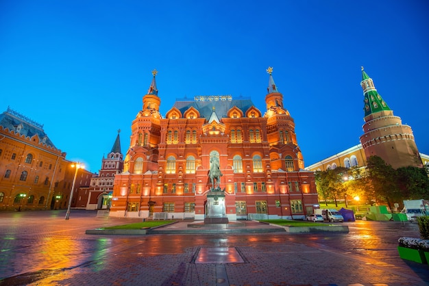 Edifícios históricos na praça vermelha de moscou, rússia.