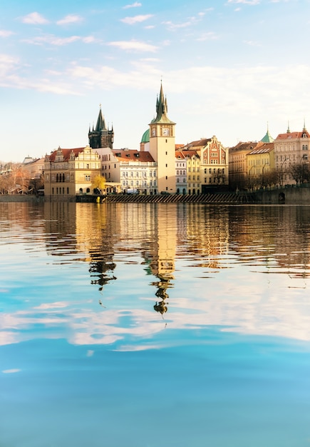 Edificios históricos en Praga desde el otro lado del río