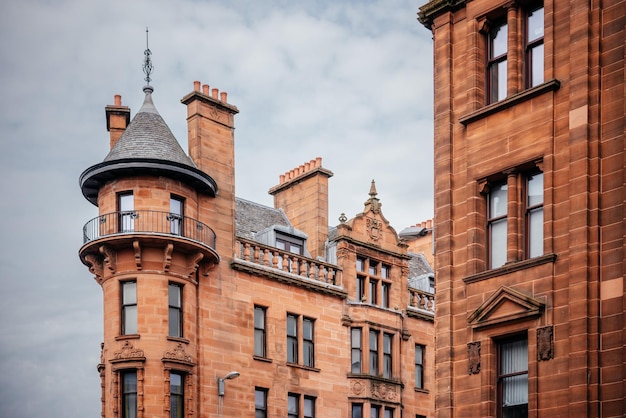 Edificios históricos con torres construidas con piedra roja en glasgow, escocia