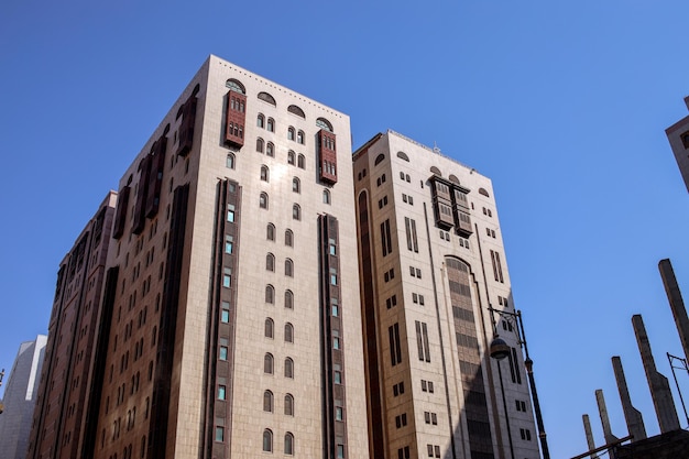 Edificios hoteleros cerca de al haram la mezquita nabawi, arabia saudita.