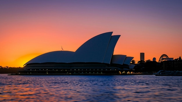 Edificios icónicos de mundos Ópera de Sídney con puesta de sol