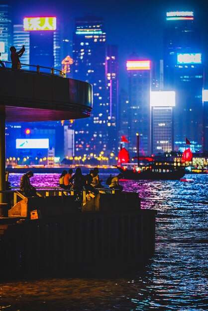 Foto edificios iluminados por la calle por la noche