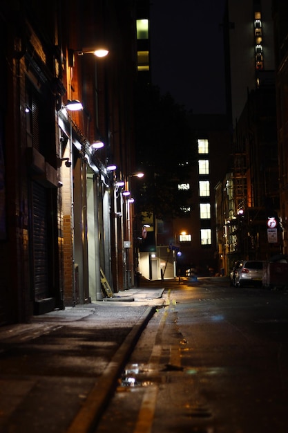 Foto edificios iluminados por la calle por la noche