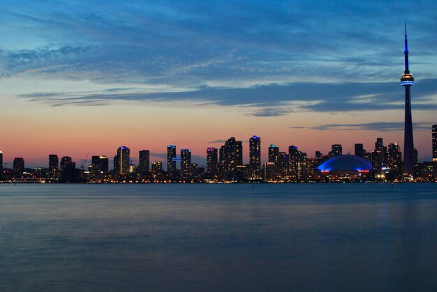 Foto edificios iluminados en la ciudad al atardecer