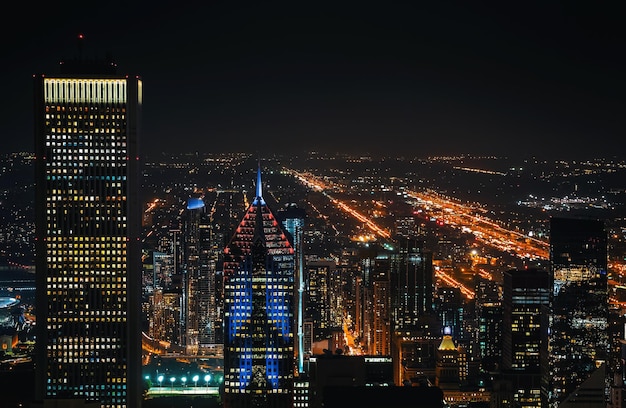 Edificios iluminados en la ciudad contra el cielo nocturno