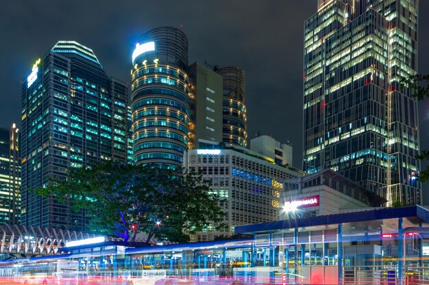 Edificios iluminados en la ciudad por la noche en Yakarta