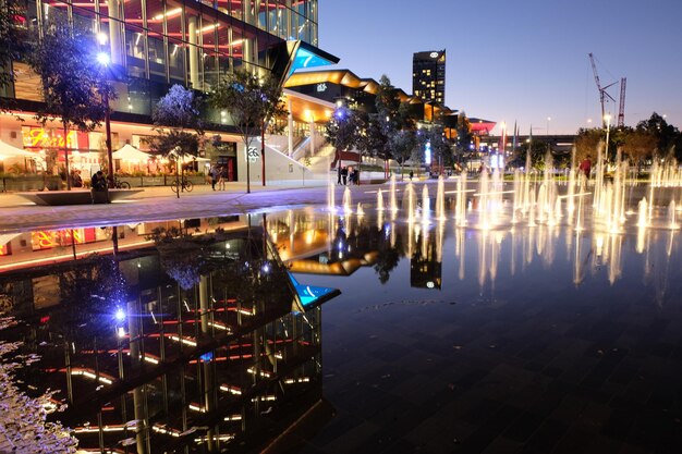 Foto edificios iluminados en la ciudad por la noche