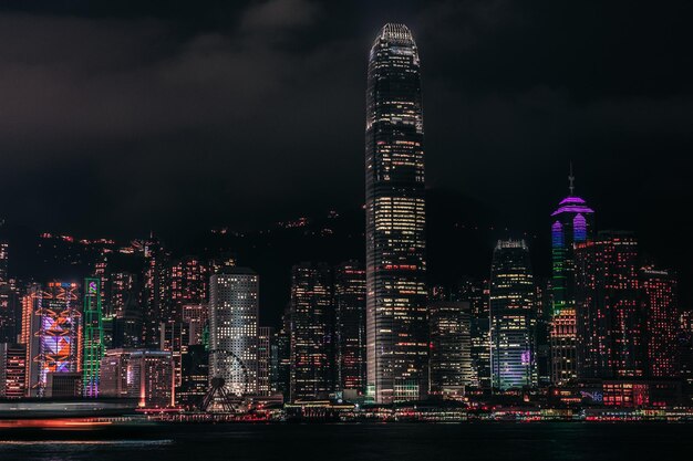 Foto edificios iluminados en la ciudad por la noche