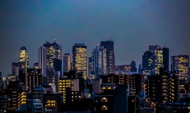 Foto edificios iluminados en la ciudad por la noche