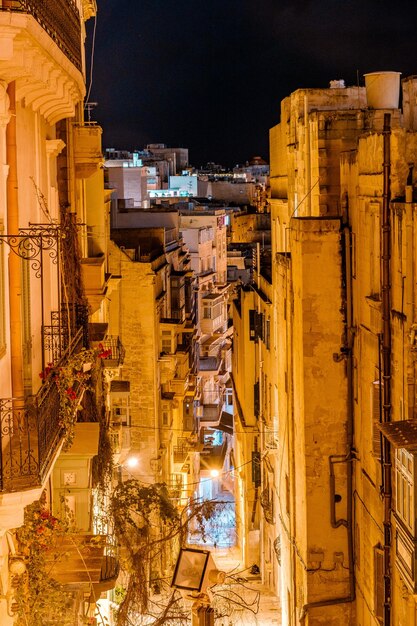 Foto edificios iluminados en la ciudad por la noche