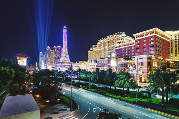 Edificios iluminados de la ciudad por la noche