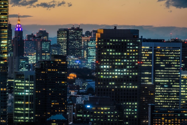 Foto edificios iluminados en la ciudad por la noche