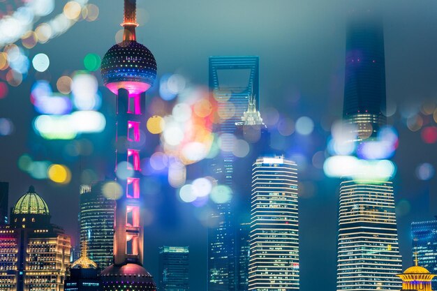 Foto edificios iluminados en la ciudad por la noche