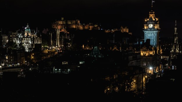 Foto edificios iluminados en la ciudad por la noche