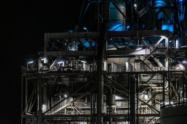 Foto edificios iluminados en la ciudad por la noche