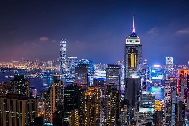 Edificios iluminados en la ciudad por la noche