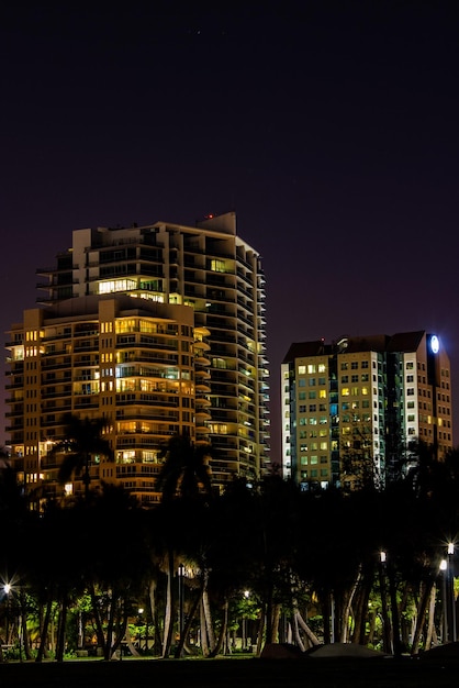 Foto edificios iluminados contra un cielo despejado por la noche