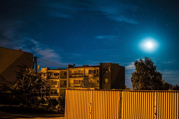 Foto edificios iluminados contra el cielo por la noche