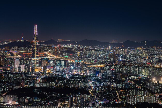 Foto edificios iluminados contra el cielo por la noche