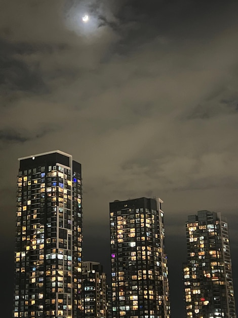 Foto edificios iluminados contra el cielo por la noche