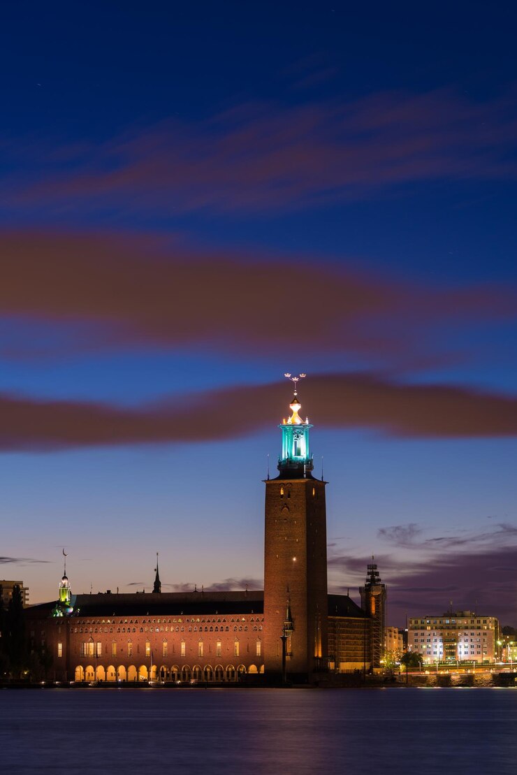 Foto edifícios iluminados contra o céu ao entardecer