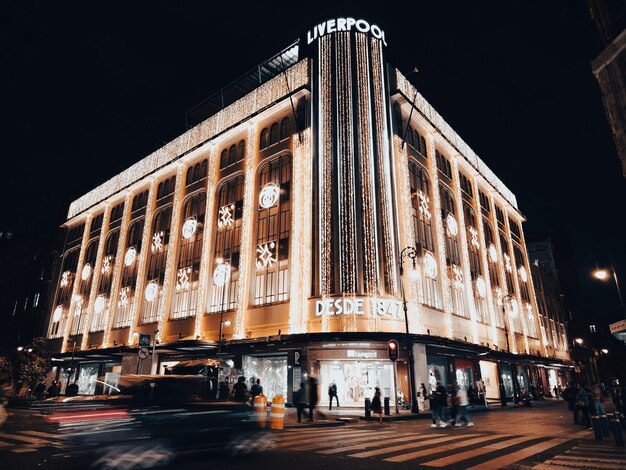 Foto edifícios iluminados na cidade à noite