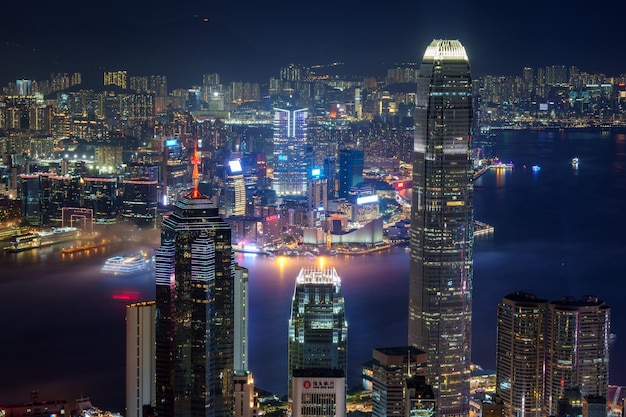 Edifícios iluminados na cidade à noite