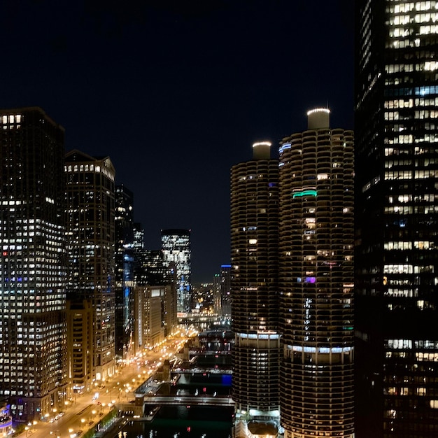 Foto edifícios iluminados na cidade à noite