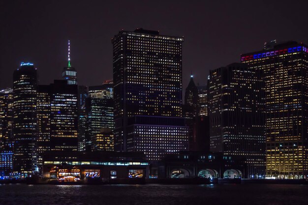 Edifícios iluminados na cidade à noite