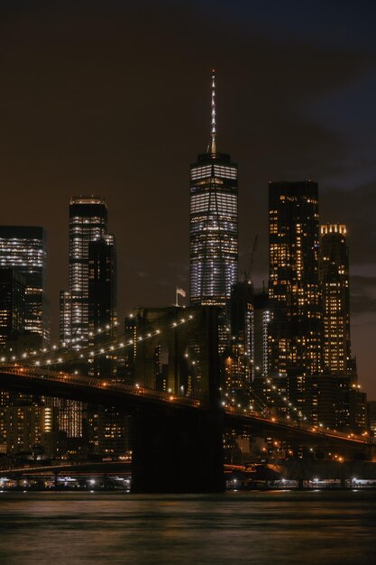 Foto edifícios iluminados na cidade à noite