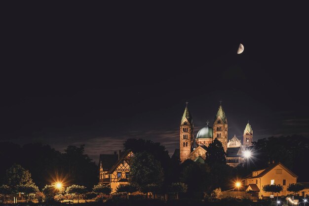 Edifícios iluminados na cidade à noite