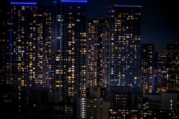 Foto edifícios iluminados na cidade à noite