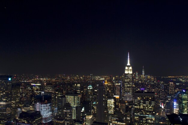 Edifícios iluminados na cidade à noite