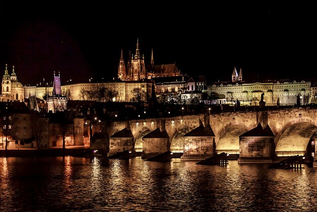 Edifícios iluminados na cidade à noite