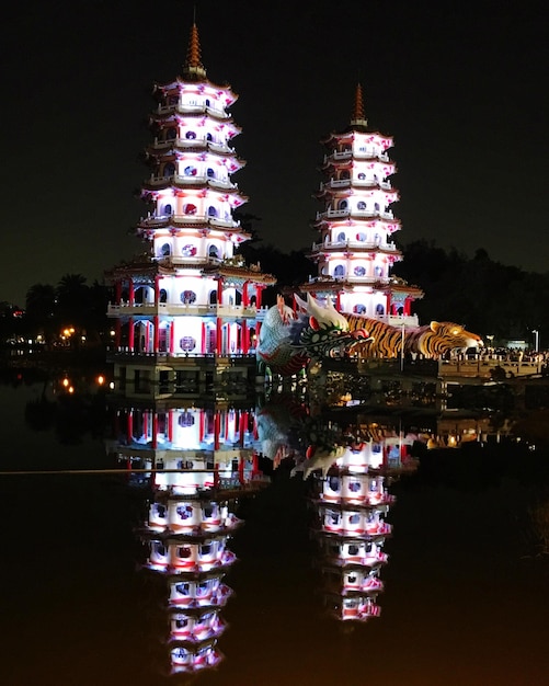 Foto edifícios iluminados na cidade à noite