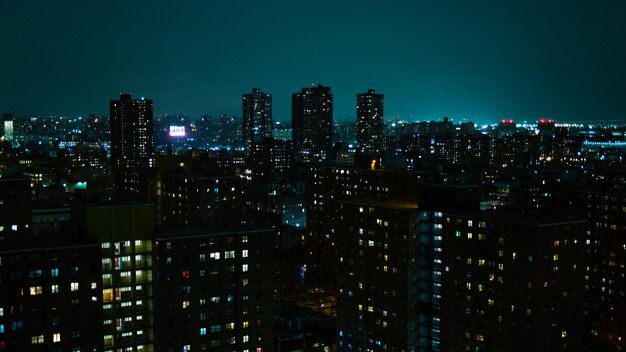 Foto edifícios iluminados na cidade contra o céu à noite