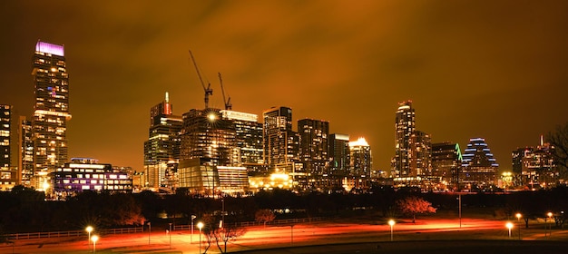 Foto edifícios iluminados na cidade contra o céu à noite