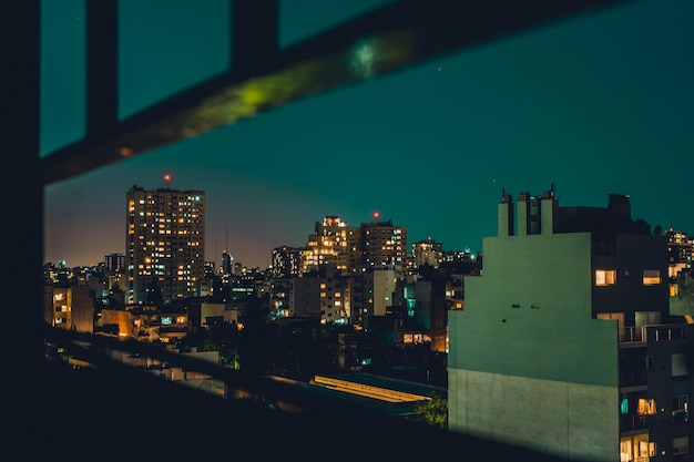 Foto edifícios iluminados na cidade contra o céu à noite