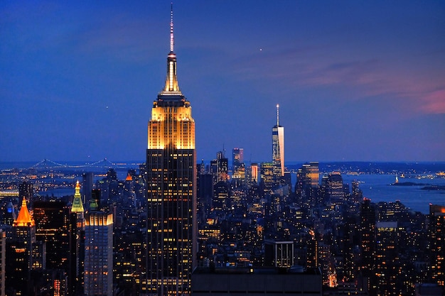 Edifícios iluminados na cidade contra o céu