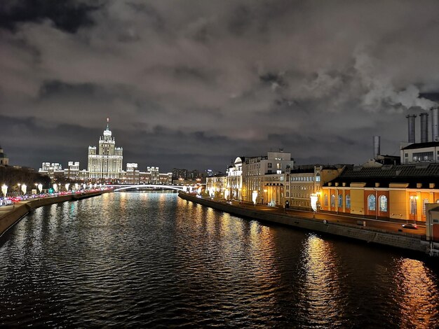 Edifícios iluminados na orla de Moscou