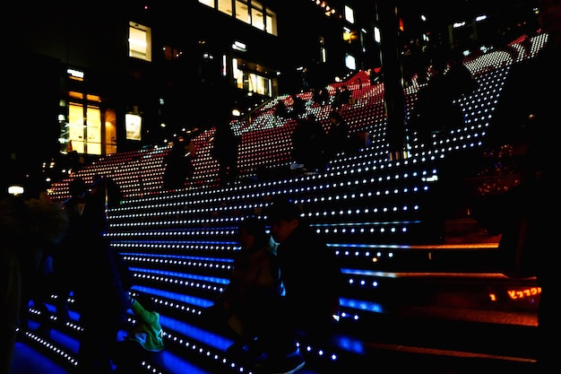 Edificios iluminados por la noche