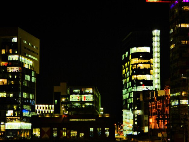 Foto edificios iluminados por la noche