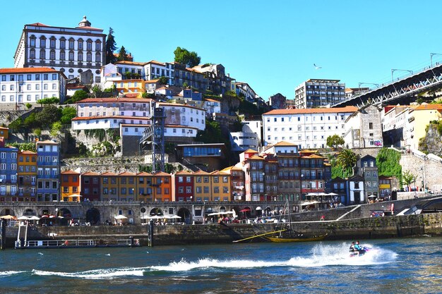 Edificios junto al mar contra un cielo despejado