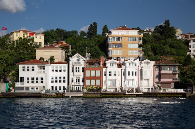 Edificios en el lado del estrecho del Bósforo de Estambul, Turquía