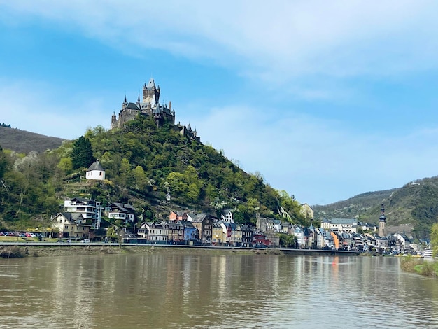 Edificios por el lago contra el cielo