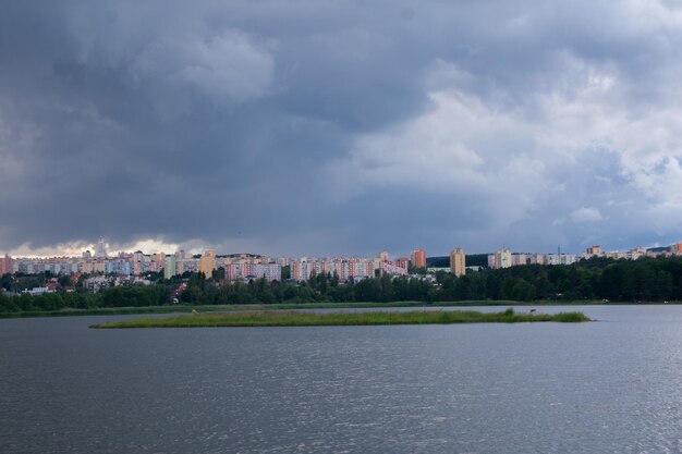 Foto edificios y lago de pilsen