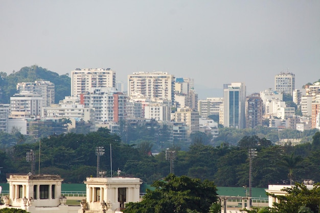 Edificios en la laguna Rodrigo de Freitas en Río de Janeiro, Brasil