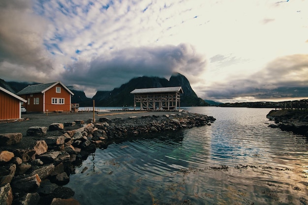 Foto edificios por el mar contra el cielo