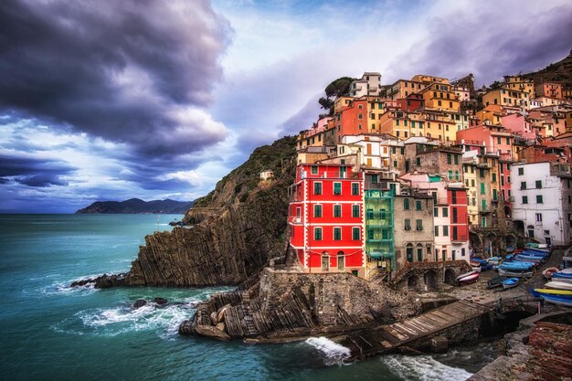 Foto edificios por mar en riomaggiore