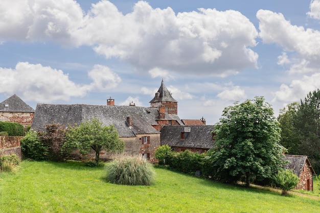 Edifícios medievais de arenito vermelho Correze departamento Nova Aquitaine região França